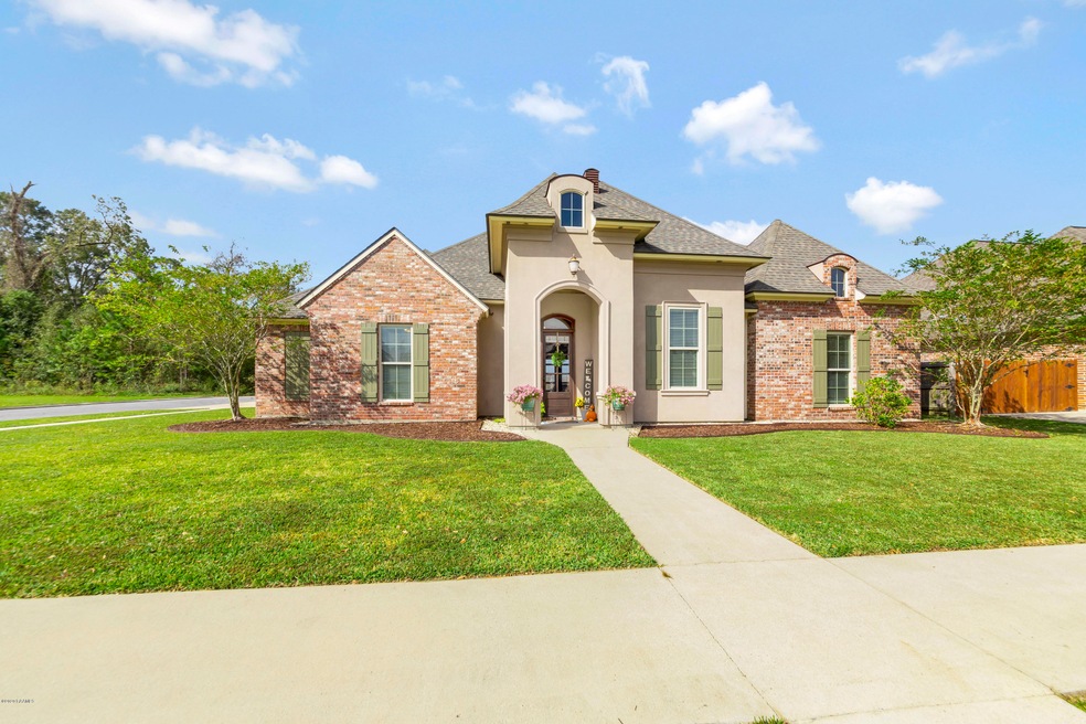 Front - 504 Bayou Parc