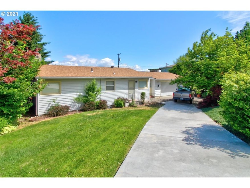 303 W 20th St, the Dalles, OR 97058 - photo 1