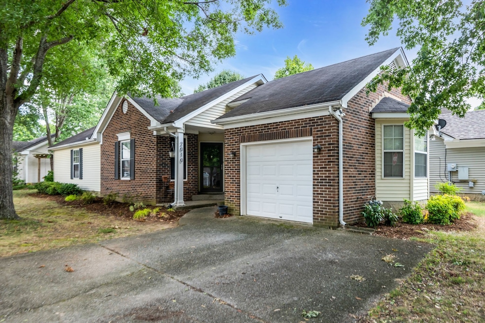 Charming one level home in fabulous Fieldstone Farms!