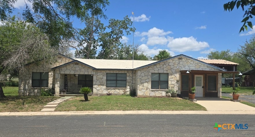 501 Green St, Poth, TX 78147 - photo 1