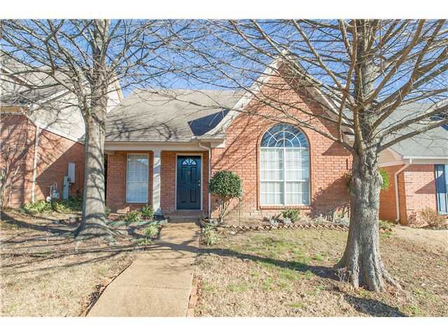 Great zero lot home that requires low maintenance,
