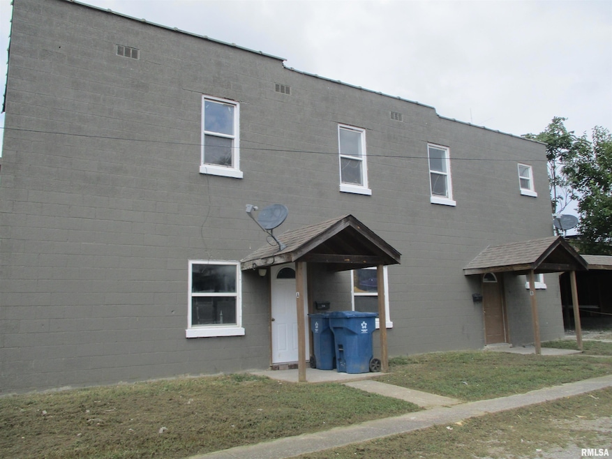 101 E Webster St, Benton, IL 62812 - photo 1