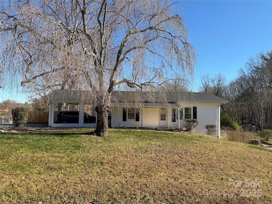 401 Bradshaw Ave, Hendersonville, NC 28792 - photo 1