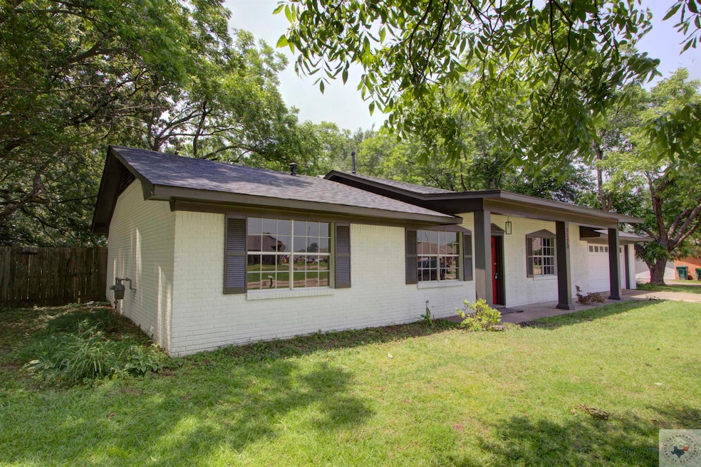 3923 Galleria Oaks Dr, Texarkana, TX 75503 - photo 1