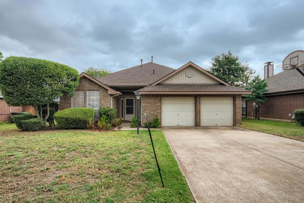 352 Parkview Dr, Hurst, TX 76053 - photo 1