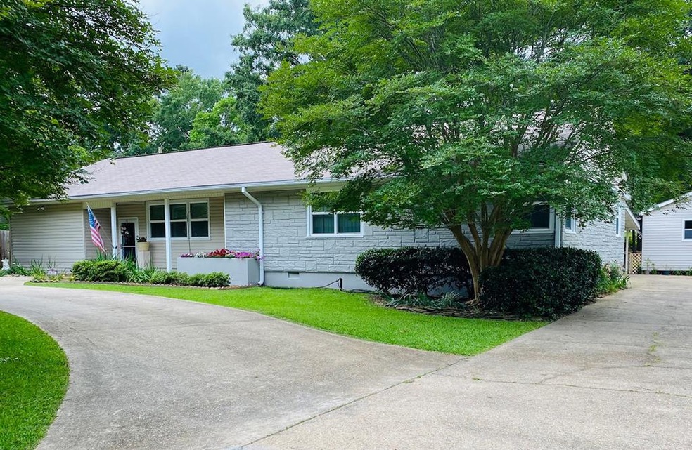 615 West Ave N, McComb, MS 39648 - photo 1