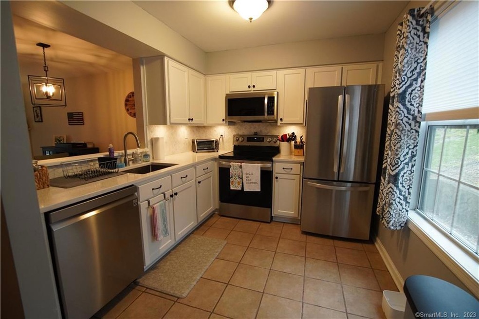 51 Manorwood Dr unit 51, Branford, CT 06405 - photo 1