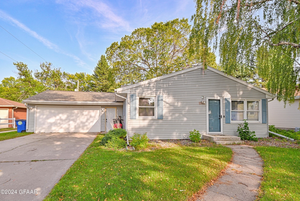 1911 S 19th St, Grand Forks, ND 58201 - photo 1