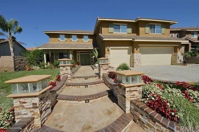 Gorgeous curb appeal!