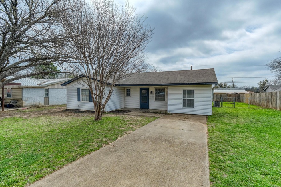 606 E Water St, Weatherford, TX 76086 - photo 1