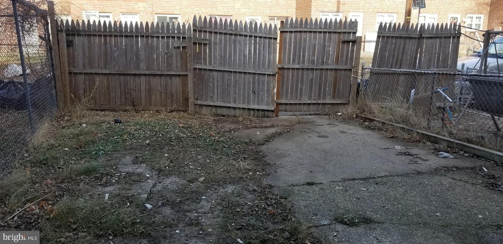 1208 Lakeshore Dr, Camden, NJ 08104 - photo 1