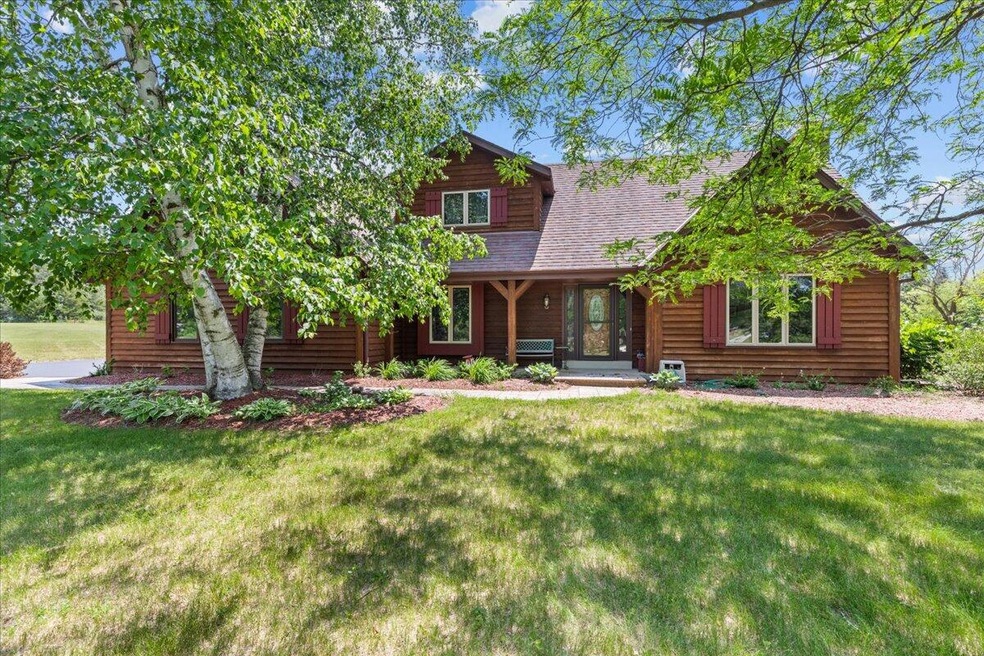 S47W35991 Meadows Dr, Dousman, WI 53118