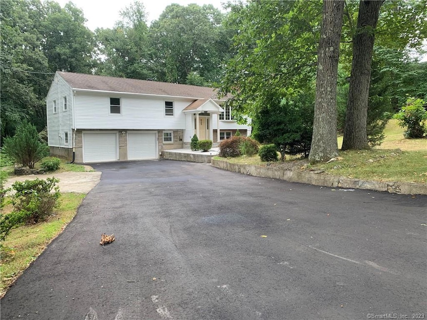 825 Quarter Mile Rd, Orange, CT 06477 - photo 1