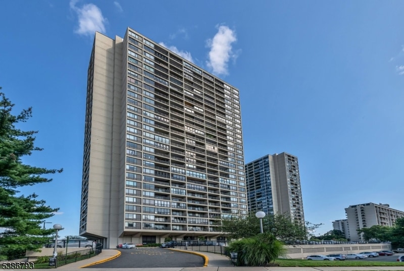 Horizon House unit 1706, Fort Lee, NJ 07024 - photo 1