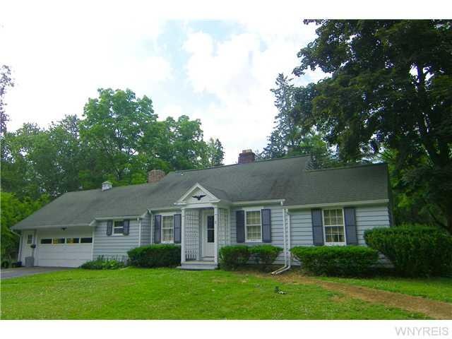 Exterior Front Lots of curb appeal to this 1-1/2 s