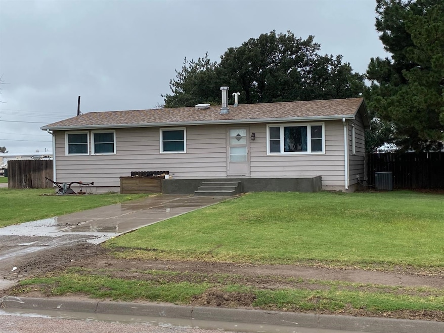 427 S Polk St, Hugoton, KS 67951 - photo 1