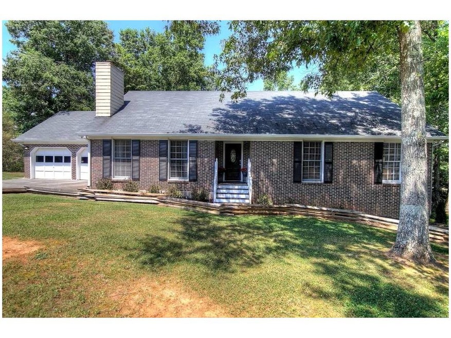 BEAUTIFULLY MAINTAINED 3BR/2BA RANCH HOME!