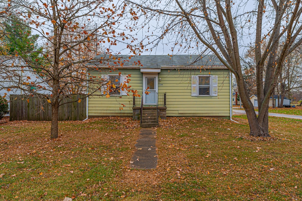 1204 N Ottawa St, Lincoln, IL 62656 - photo 1