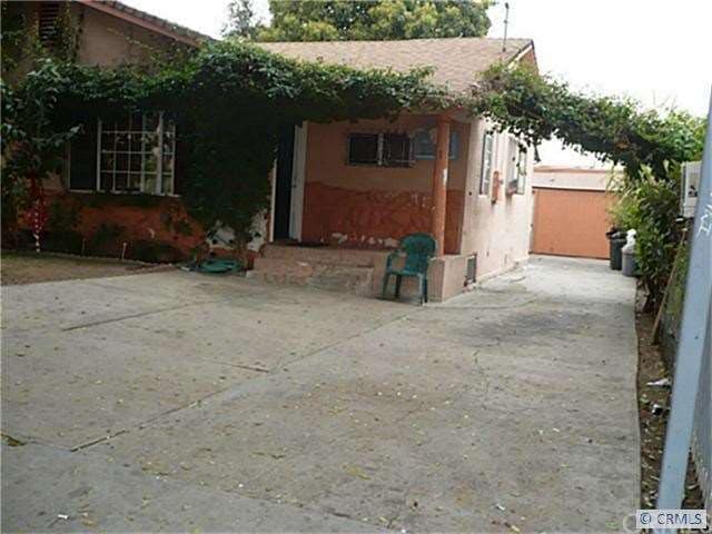FRONT OF HOUSE