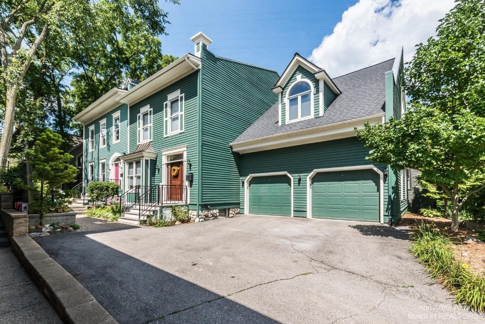 Private townhome steps from Kerrytown.