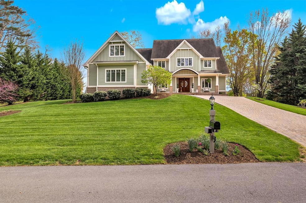 Under Contract $989,900