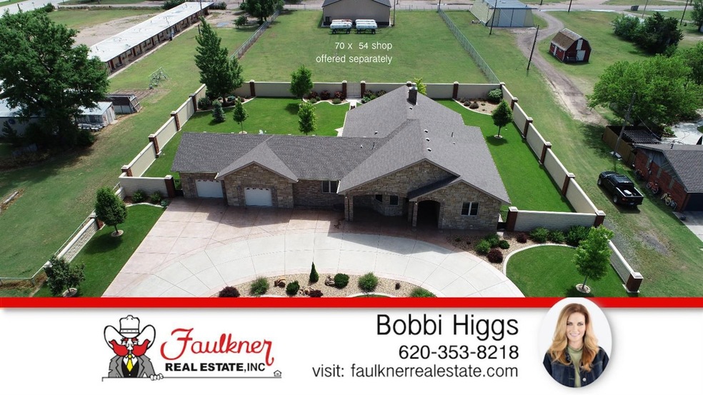 1108 S Adams St, Hugoton, KS 67951 - photo 1