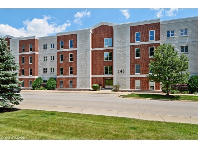148 N Water St unit 201, Batavia, IL 60510 - photo 1