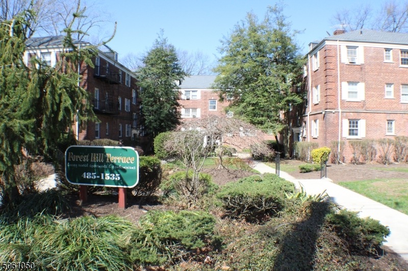 88 Forest Hill Pkwy unit 2h, Newark, NJ 07104 - photo 1