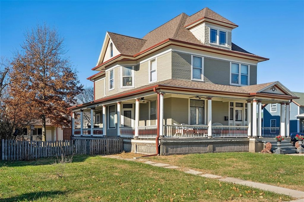 1137 West St, Grinnell, IA 50112 - photo 1