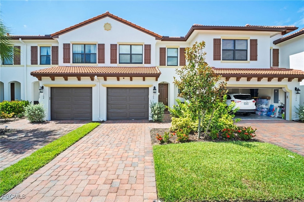 Mediterranean / spanish house with decorative driv