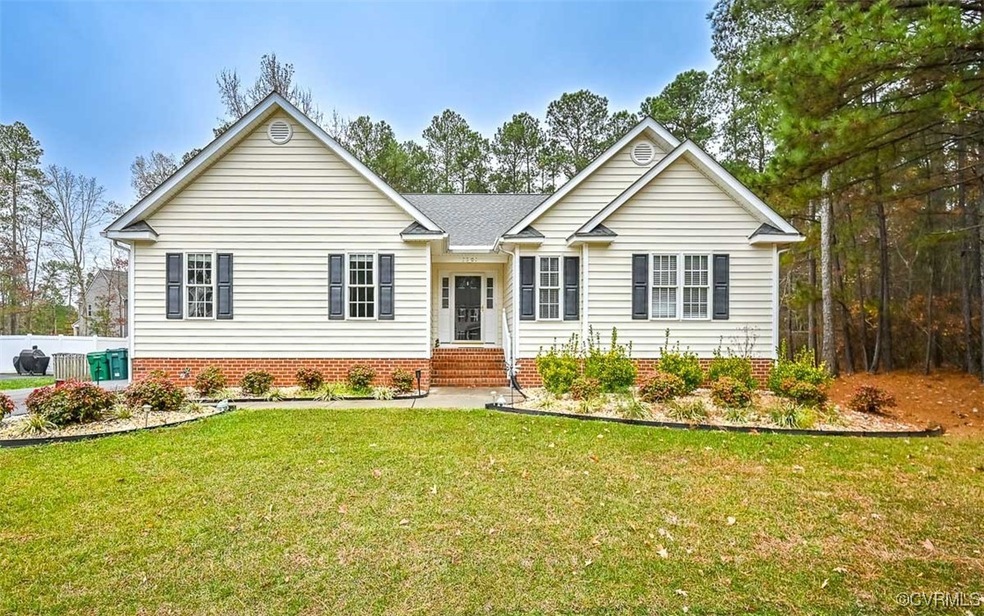 View of front of house featuring a front yard