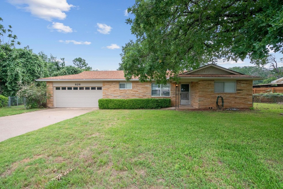 828 Vickie Dr, Azle, TX 76020 - photo 1