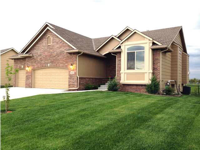 Well manicured yard and great curb appeal.