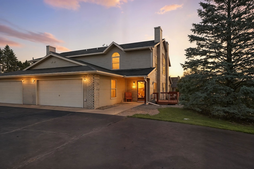 260 White Oak Ave, Plover, WI 54467 - photo 1