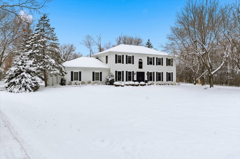 12 Crestview Ln, Lake Barrington, IL 60010 - photo 1