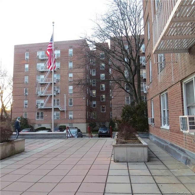 Valentine Gardens Cooperative unit 1E, Yonkers, NY 10705 - photo 1