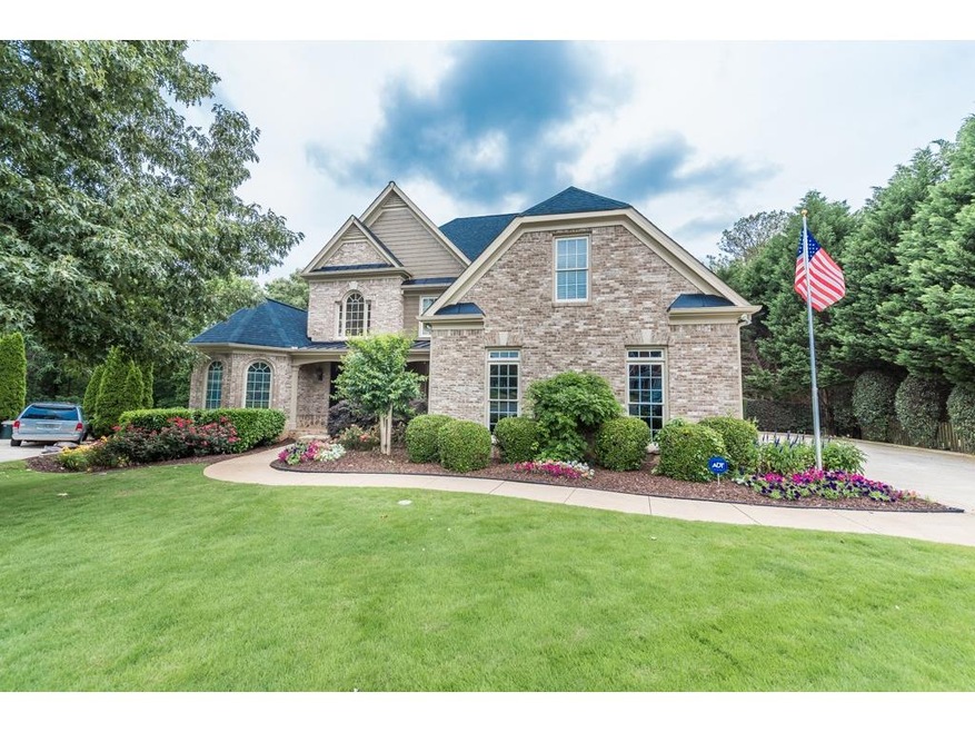Mature and well-manicured lawn and landscaping