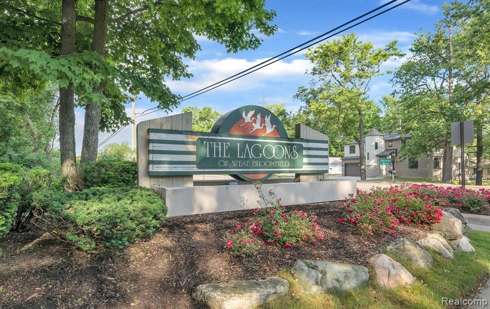 5039 Lagoons Cir unit 16, West Bloomfield, MI 48323 - photo 1