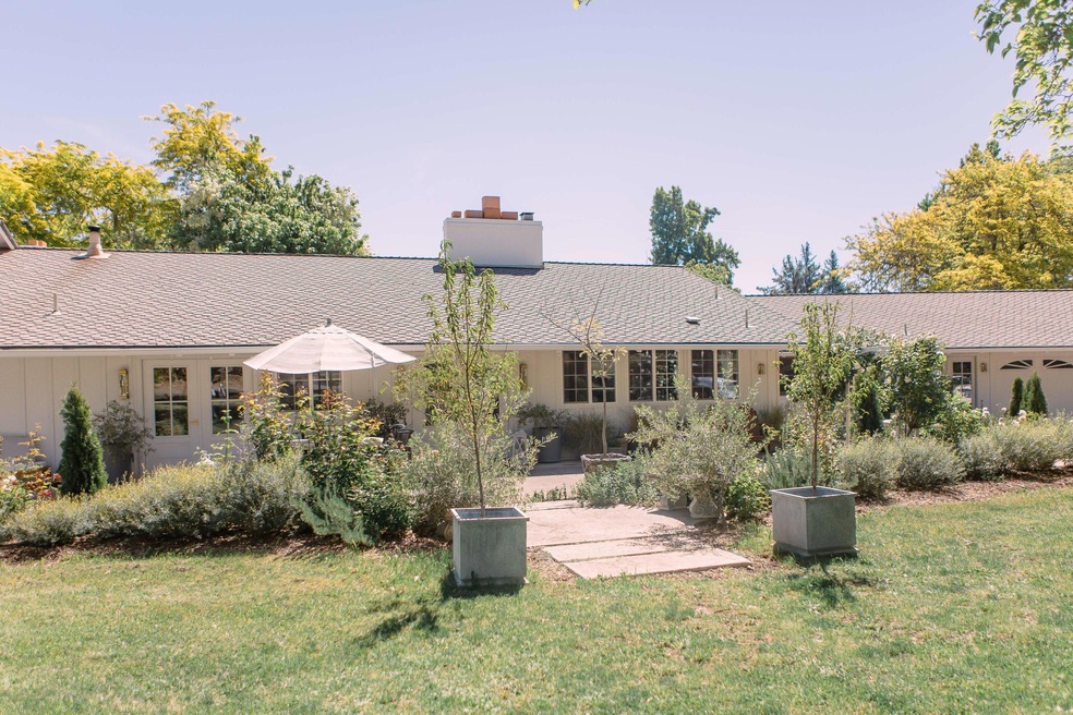 1657 Old Stage Rd, Central Point, OR 97502 - photo 1