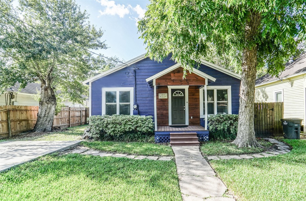 213 W Cleveland St, Alvin, TX 77511 - photo 1