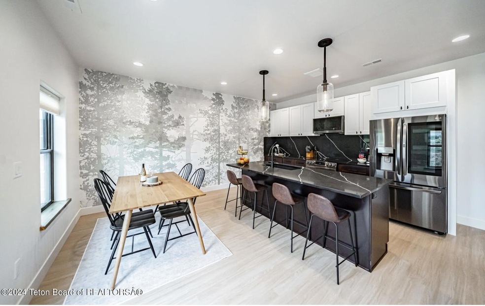 Kitchen & Dining