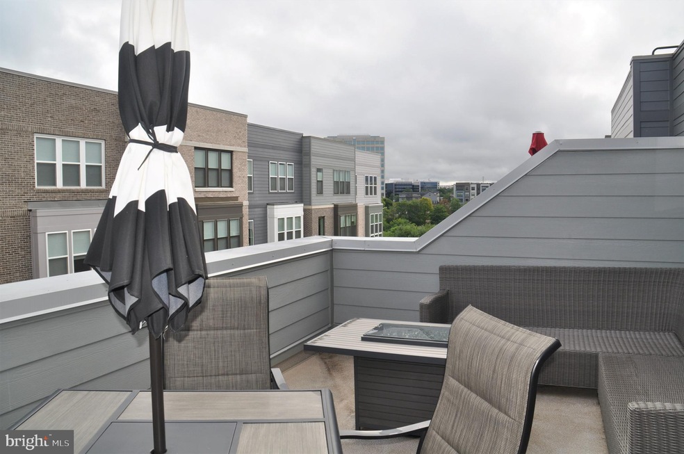 13338 Sherwood Park Ln, Herndon, VA 20171 - photo 1