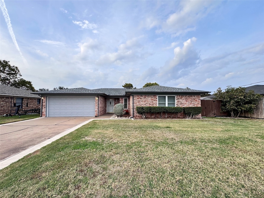 304 Tahiti Dr, Granbury, TX 76048 - photo 1
