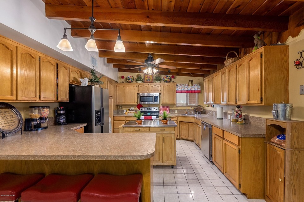 Kitchen w/breakfast bar