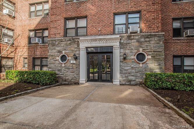 2 Fisher Dr unit 418, Mount Vernon, NY 10552 - photo 1