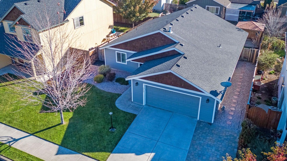3042 SW Indian Pl, Redmond, OR 97756