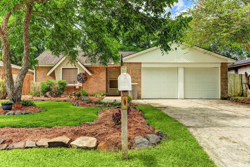 16722 Barcelona Dr, Friendswood, TX 77546 - photo 1