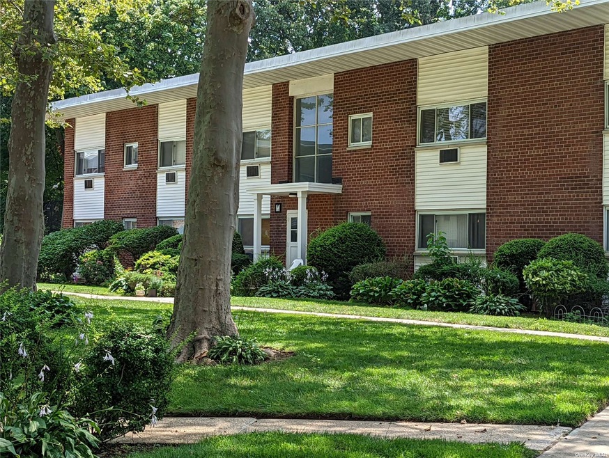 125 Hempstead Gardens Dr unit M2D, W. Hempstead, NY 11552 - photo 1