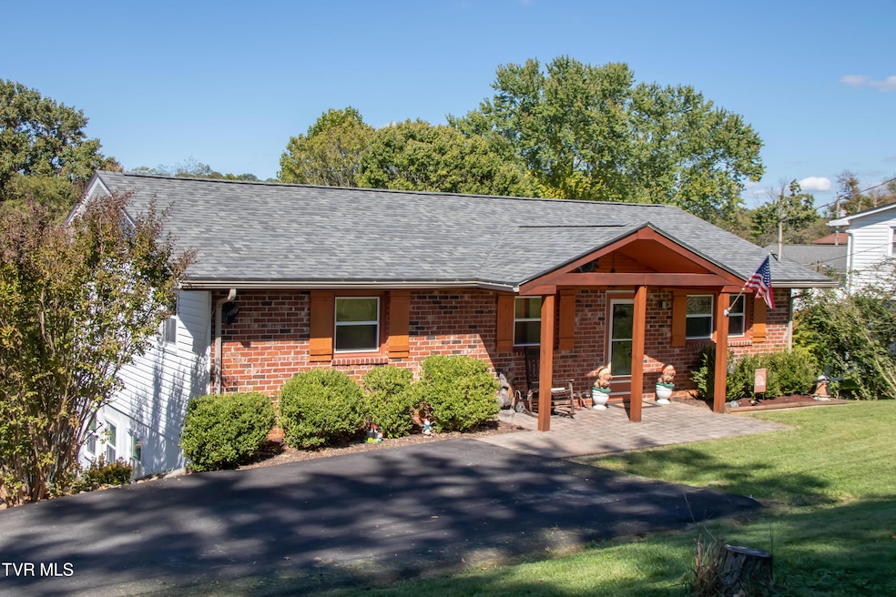 203 Hilltop Dr, Bristol, VA 24202 - photo 1