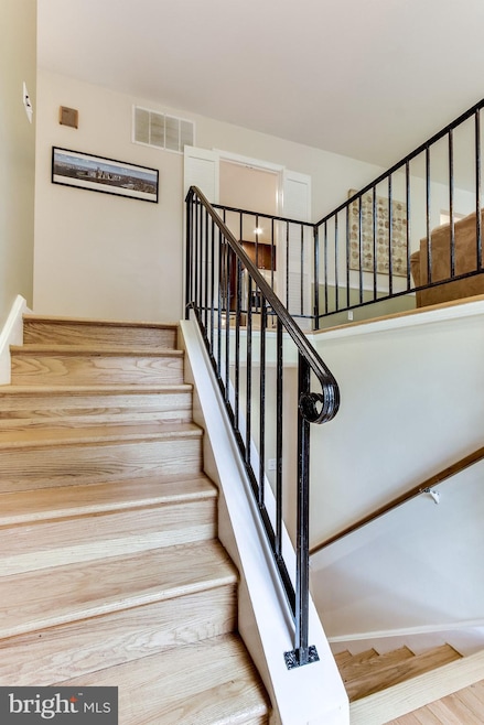 8326 Fleetwood Ct, Alexandria, VA 22308 - photo 1